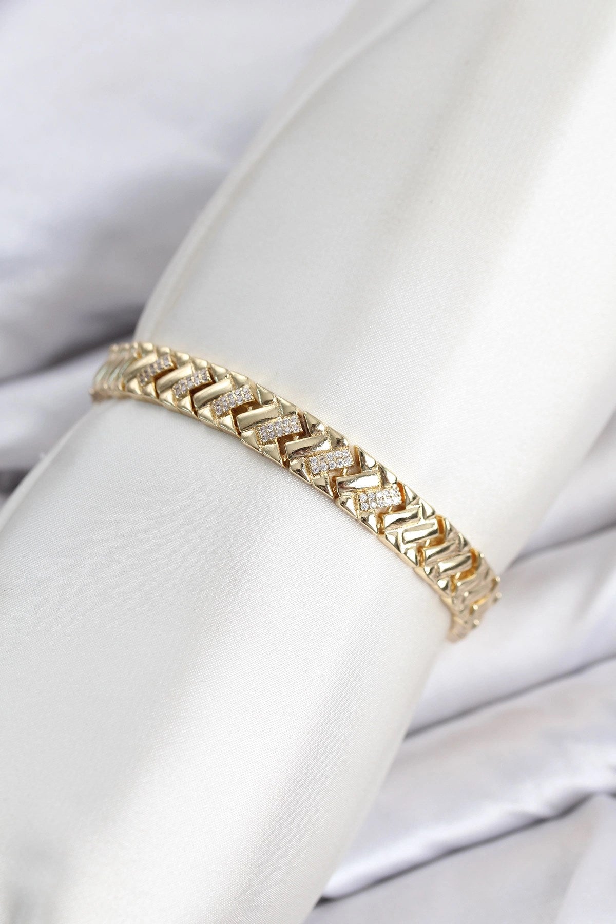 CM Geometrik Model Zirkon Taşlı VIP Seri Gold Renk Pirinç Kadın Bileklik