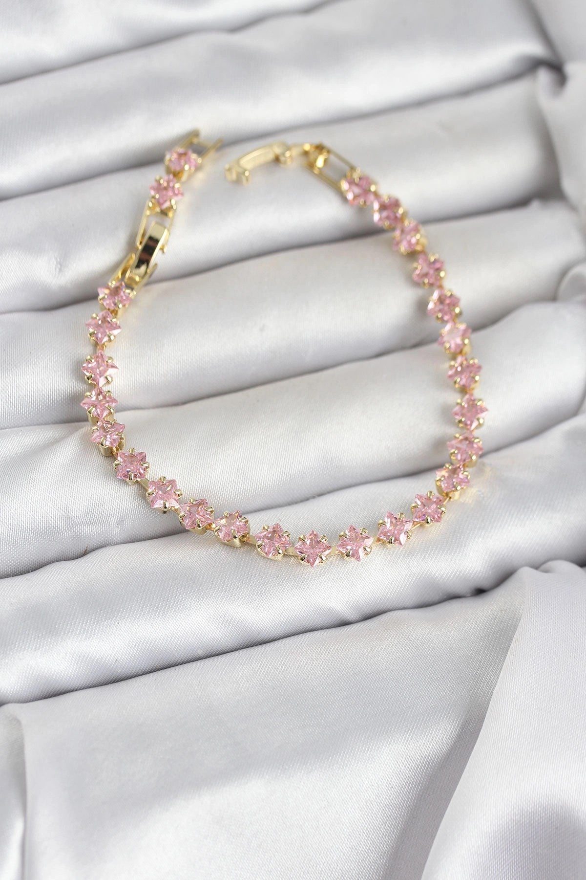 Pembe Kare Zirkon Taşlı Gold Renk Pirinç Su Yolu Kadın Bileklik