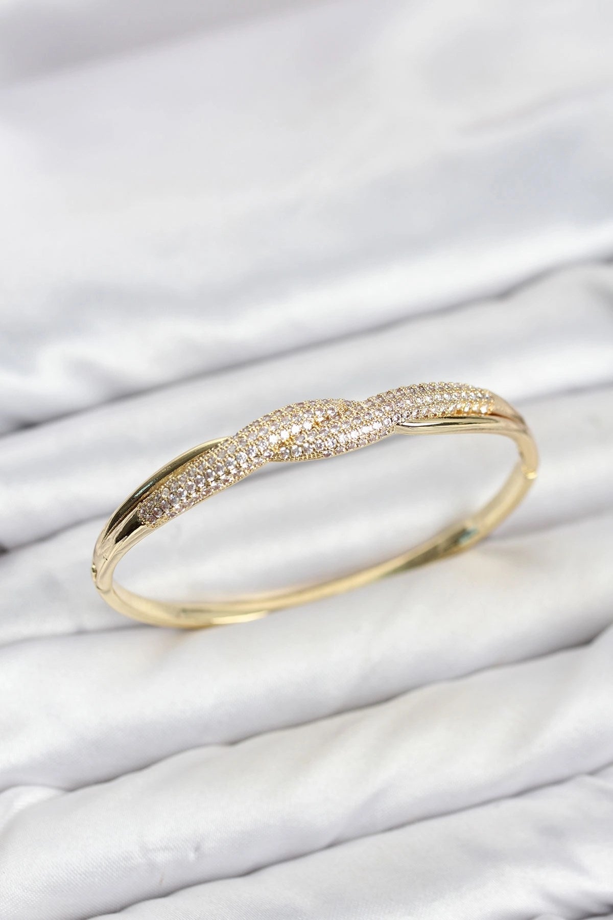 Gold Renk Zirkon Taşlı Sarmal Model Kadın Kelepçe Bileklik