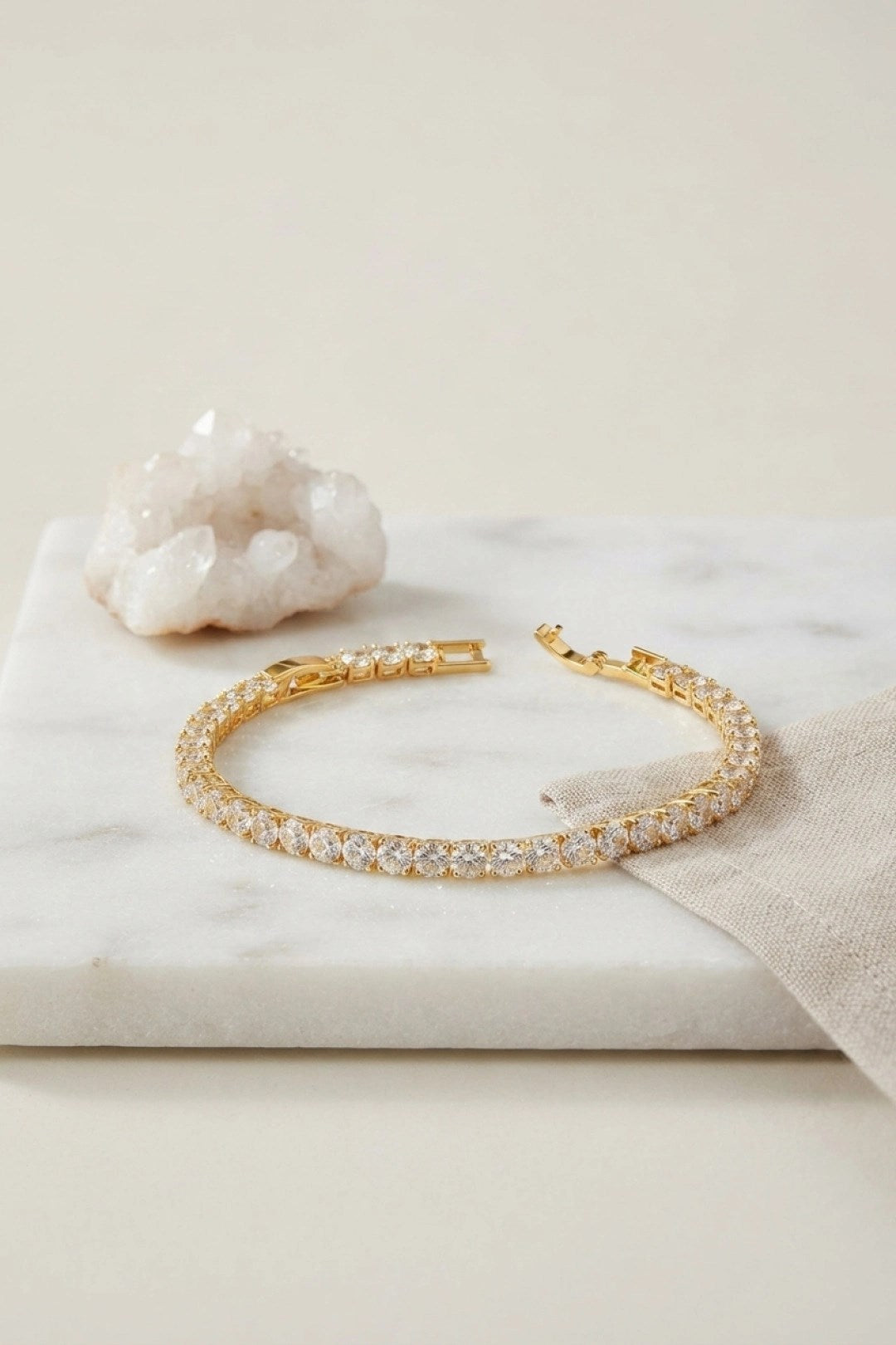 Pirinç Gold Renk Zirkon Taşlı Su Yolu Kadın Bileklik
