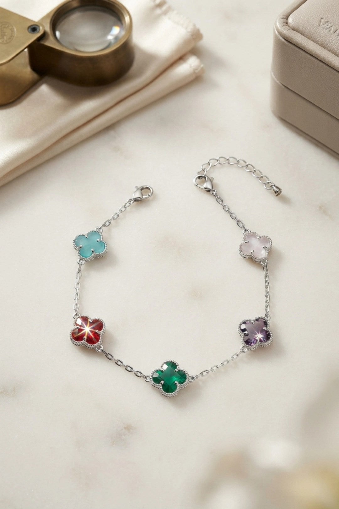 Renkli Kristal Taşlı Gümüş Renk Yonca Model Kadın Bileklik