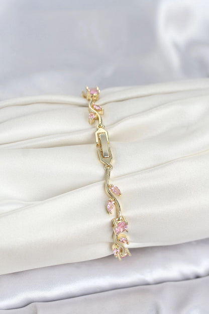Pirinç Gold Renk Pembe Zirkon Taşlı Çiçek Model Kadın Bileklik