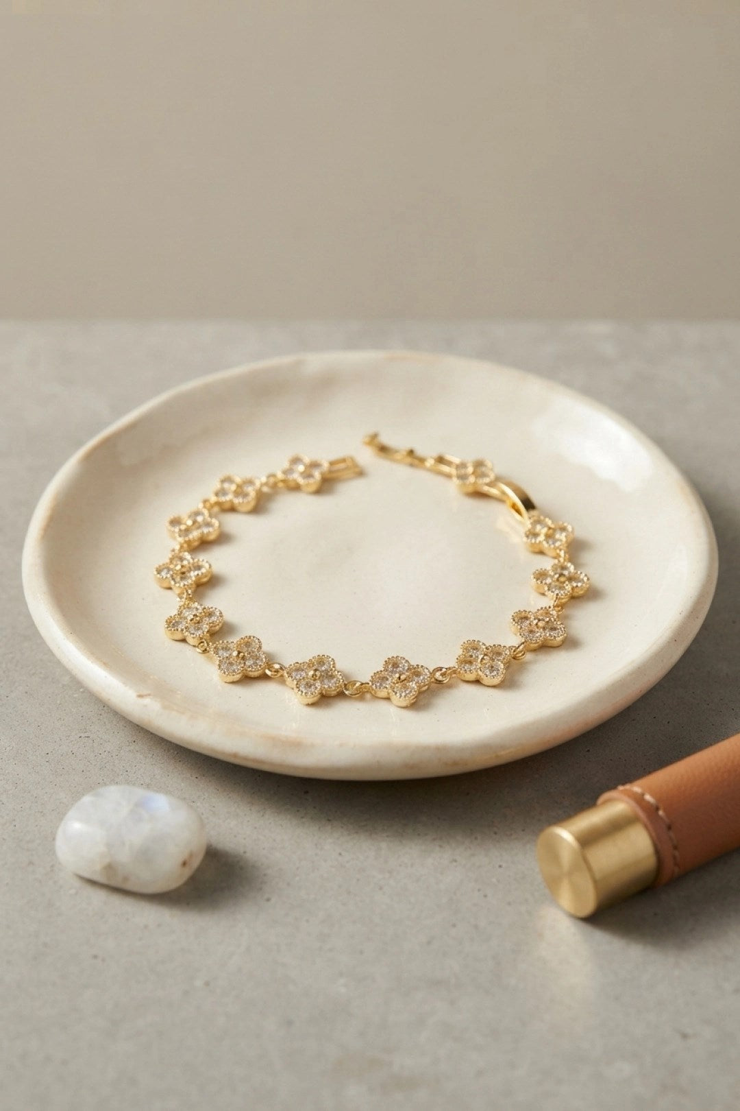 Gold Renk Zirkon Taşlı Yonca Model Kadın Bileklik
