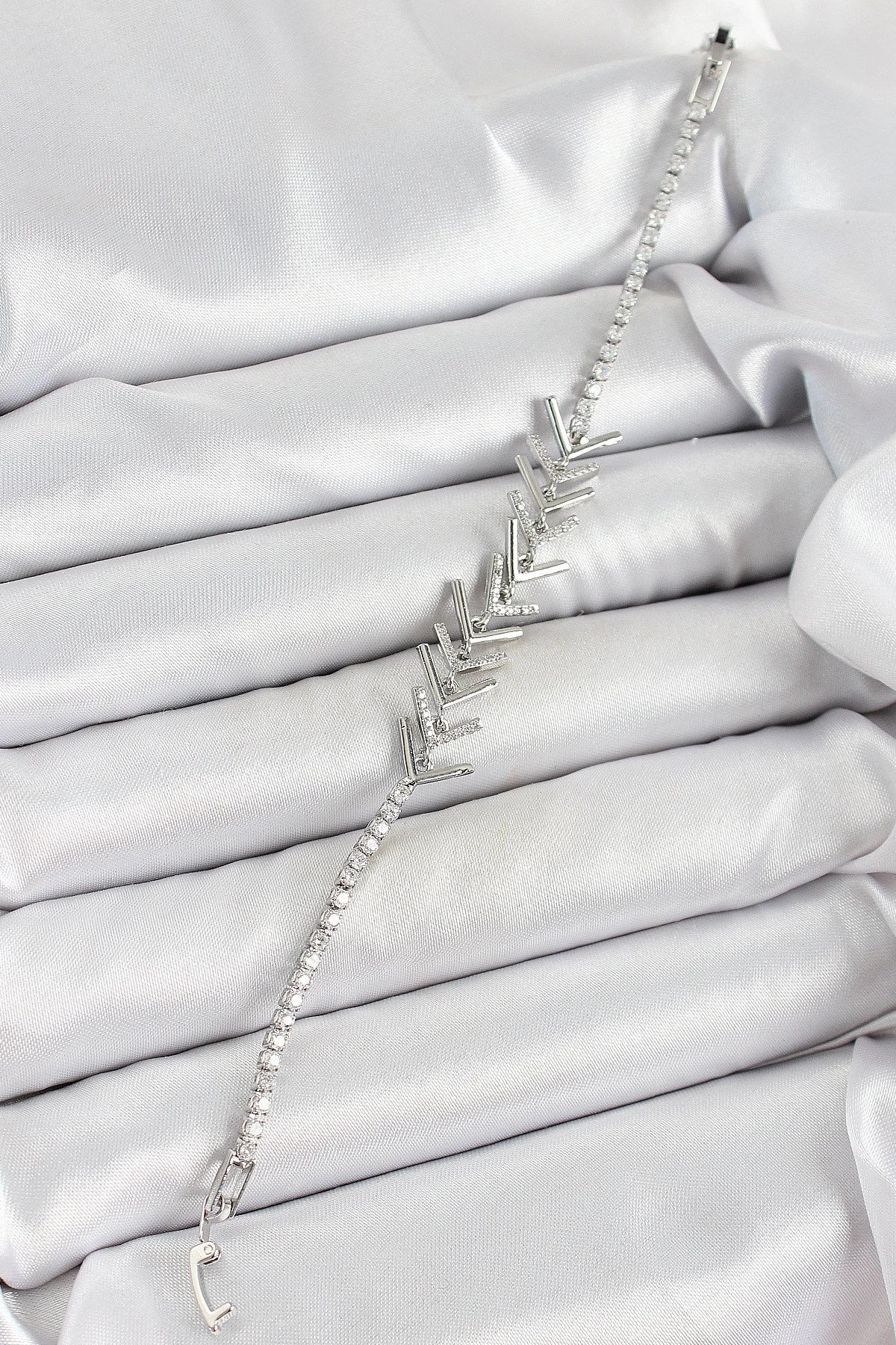 Pirinç Gümüş Renk Zirkon Taşlı Balık Sırtı Kadın Bileklik