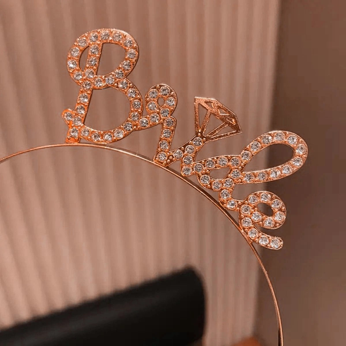 Rose Gold Renkli Taşlı “Bride” Gelin Tacı – El Yazısı Yazı Tipiyle