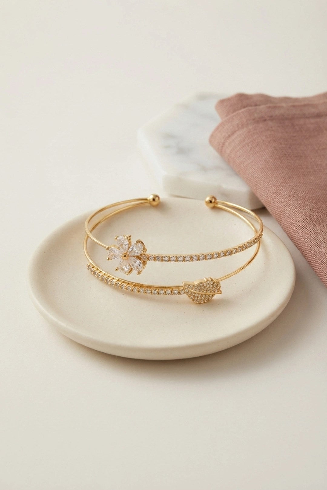 Gold Renk Zirkon Taşlı Çiçek Model Kadın Bileklik