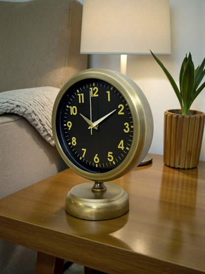 Retro Elegance 25 x 20 Cm Eskitme Metal Masa Saati