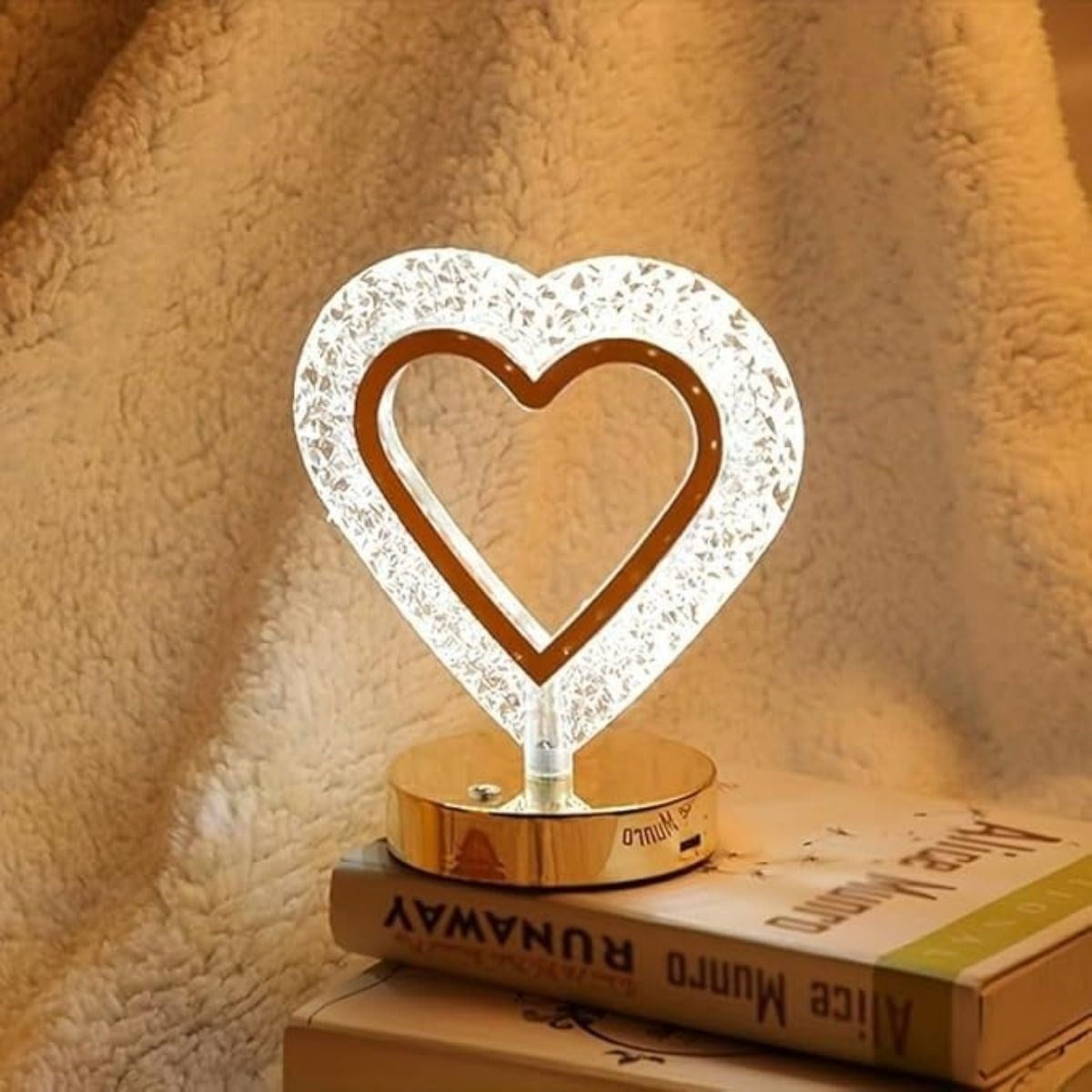 Kalp Şeklinde Kristal LED Masa Lambası – Dokunmatik, 3 Renk Işık Modlu, Şarjlı Mini Dekoratif Gece Lambası (5643)