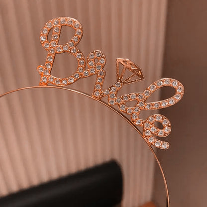 Rose Gold Renkli Taşlı “Bride” Gelin Tacı – El Yazısı Yazı Tipiyle (5643)